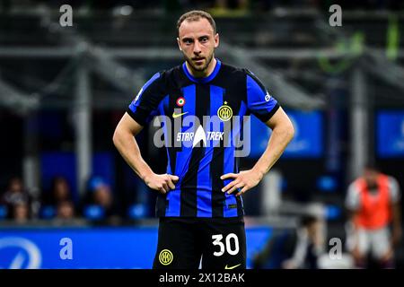 Mailand, Italien. April 2024. Inter Mailand's brasilianischer Verteidiger #30 Carlos Augusto sieht beim italienischen Fußballspiel der Serie A Inter Mailand gegen Cagliari im San Siro Stadion an. Quelle: Piero Cruciatti/Alamy Live News Stockfoto