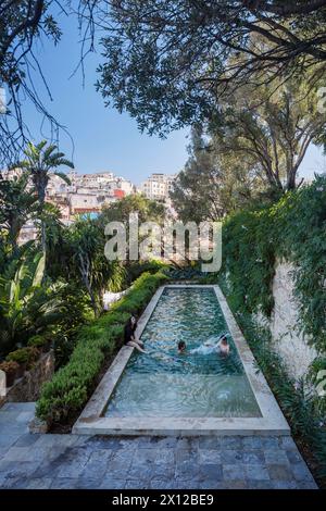 Gäste können sich im Mimi Calpe, einer französischen Luxusvilla und einem Hotel aus den 1950er Jahren in Tanger, Marokko, am Pool auf der Terrasse entspannen Stockfoto