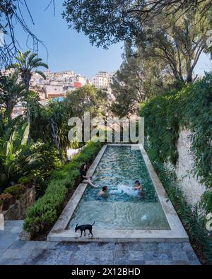 Gäste können sich im Mimi Calpe, einer französischen Luxusvilla und einem Hotel aus den 1950er Jahren in Tanger, Marokko, am Pool auf der Terrasse entspannen Stockfoto