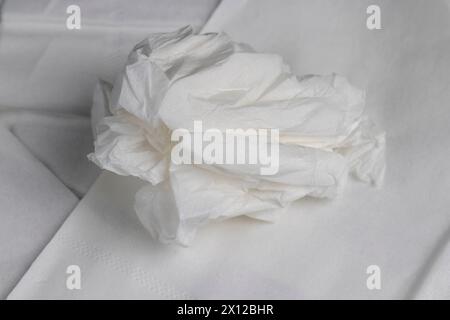 Zerknittertes weißes Zellulosepapier in Nahaufnahme, weiße Servietten aus natürlichen Zutaten Stockfoto