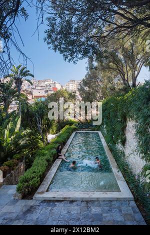 Gäste können sich im Mimi Calpe, einer französischen Luxusvilla und einem Hotel aus den 1950er Jahren in Tanger, Marokko, am Pool auf der Terrasse entspannen Stockfoto