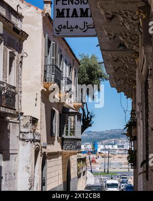 Pension Miami Straßenschild und Blick in Tanger, Marokko Stockfoto