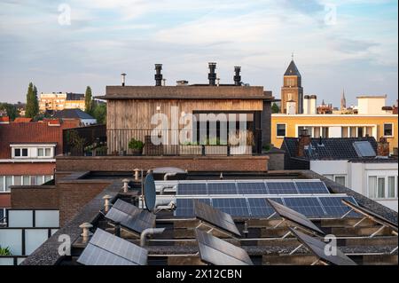 Jette, Brüssel, Belgien - 13. April 2024 - Blick von der Dachterrasse auf eine Wohngegend Stockfoto