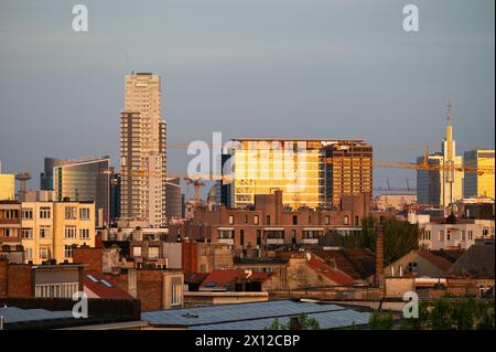 Jette, Brüssel, Belgien - 13. April 2024 - Hochwinkelblick über Geschäftsbüros und Dächer auf der Brüsseler Skyline Stockfoto