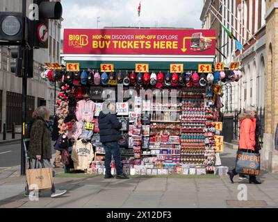 Souvenirstand in der Oxford Street London, mit Schildern für Sterling Pfund £1 Stockfoto