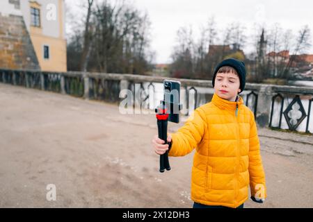 Ein Teenager streamt ein Live-Video von Blatna Castle Stockfoto