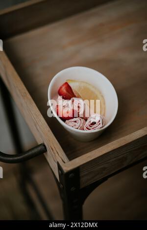 Erdbeereis mit Erdbeeren und Zitrone auf Holzwagen Stockfoto