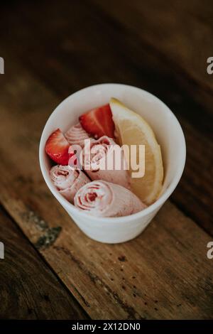 Tasse Erdbeereis mit Erdbeeren und Zitronenscheibe Stockfoto