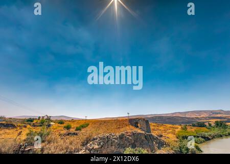 Typische Landschaft an der Grenze zwischen Israel und Jordanien, wie man sie vom Auto auf dem Highway 90 aus sieht. Flache trockene Wüste mit kleinen Bergen. Stockfoto