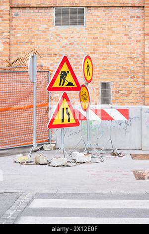 Schilder an einer Strassenbaustelle Stockfoto