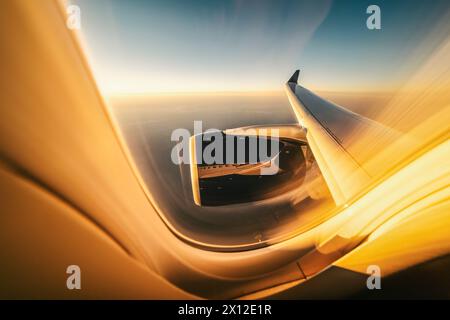 Ultra-weite Sicht auf Motor und Flügel von innen bei Sonnenuntergang Stockfoto