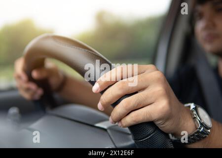 Nahaufnahme eines asiatischen Mannes, der ein Auto fährt. Stockfoto