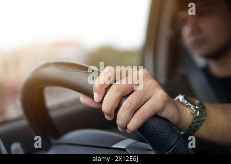 Nahaufnahme eines asiatischen Mannes, der ein Auto fährt. Stockfoto