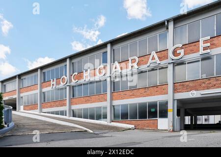 Fassade der historischen Hochgarage in Lübeck Stockfoto