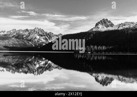 Die Sawtooth Mountains spiegeln sich in Stanley, Idaho Stockfoto