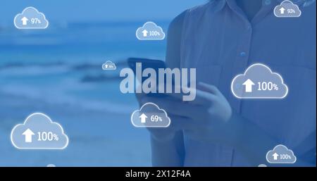Bild von Wolken mit Pfeilen und Prozent, die über eine kaukasische Frau mit Smartphone steigen Stockfoto