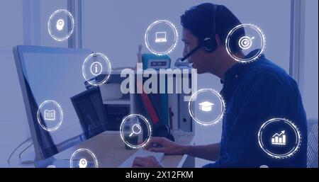 Bild fallender Bildungsideen über kaukasische Männer mit Laptop Stockfoto