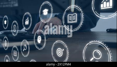 Abbildung: Herabfallende Bildsymbole über die Person, die ein Notebook verwendet Stockfoto