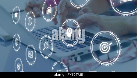 Abbildung: Herabfallende Bildsymbole über die Person, die ein Notebook verwendet Stockfoto