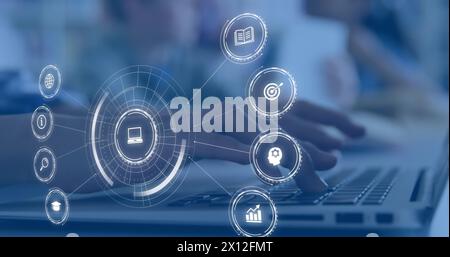 Abbildung: Herabfallende Bildsymbole über die Person, die ein Notebook verwendet Stockfoto