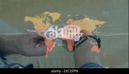 Bild der Datenverarbeitung und 6g Text über kaukasier mit Smartwatch Stockfoto