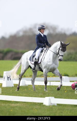 Burnham Market, Großbritannien. April 2024. Zara Tindall nimmt heute an den Barefoot Retreats Burnham Market International Horse Trials Teil und reitet mit Classicals Euro Star in der Dressurdisziplin der dreitägigen Veranstaltung in Norfolk. Quelle: Paul Marriott/Alamy Live News Stockfoto