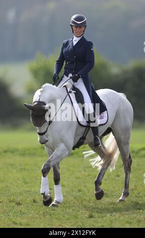 Burnham Market, Großbritannien. April 2024. Zara Tindall nimmt heute an den Barefoot Retreats Burnham Market International Horse Trials Teil und reitet mit Classicals Euro Star in der Dressurdisziplin der dreitägigen Veranstaltung in Norfolk. Quelle: Paul Marriott/Alamy Live News Stockfoto