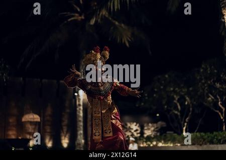 Mädchen tanzt traditionelle Kecak-Tanzzeremonie im Uluwatu-Tempel Stockfoto