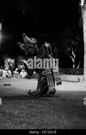 Mädchen tanzt traditionelle Kecak-Tanzzeremonie im Uluwatu-Tempel Stockfoto