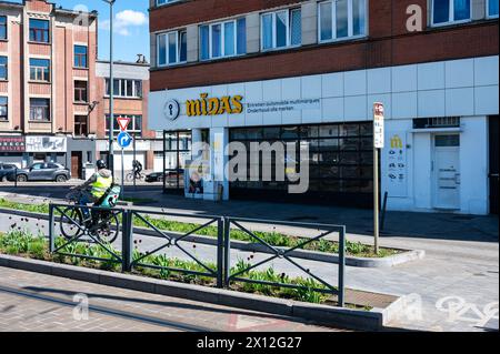 Schaerbeek, Hauptstadt Brüssel, Belgien, 10. April 2024 - die Midas-Garagenkette für Wartung und Reparatur Stockfoto