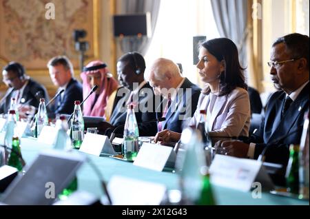 Paris, Frankreich. April 2024. Annalena Baerbock (2. V. rechts, Allianz 90/die Grünen), Außenministerin, nimmt an der Ministertagung im französischen Außenministerium Teil. Ein Jahr nach Beginn des Konflikts im Sudan organisiert Frankreich gemeinsam mit Deutschland und der EU eine Hilfskonferenz, um Friedensinitiativen für das umkämpfte Land in Nordostafrika zu unterstützen. Quelle: Bernd von Jutrczenka/dpa/Alamy Live News Stockfoto