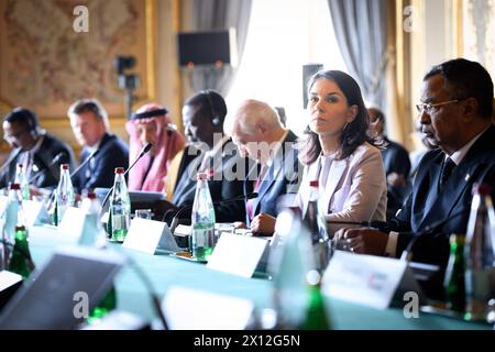 Paris, Frankreich. April 2024. Annalena Baerbock (2. V. rechts, Allianz 90/die Grünen), Außenministerin, nimmt an der Ministertagung im französischen Außenministerium Teil. Ein Jahr nach Beginn des Konflikts im Sudan organisiert Frankreich gemeinsam mit Deutschland und der EU eine Hilfskonferenz, um Friedensinitiativen für das umkämpfte Land in Nordostafrika zu unterstützen. Quelle: Bernd von Jutrczenka/dpa/Alamy Live News Stockfoto