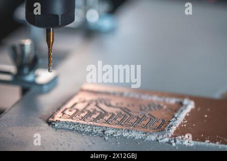 Maschine mit numerischer Steuerung CNC führt Fräsen von Leiterplatten, Leiterplattengravur, DIY-Leiterplatten-Leiterplatten-Leiterplatten durch Stockfoto