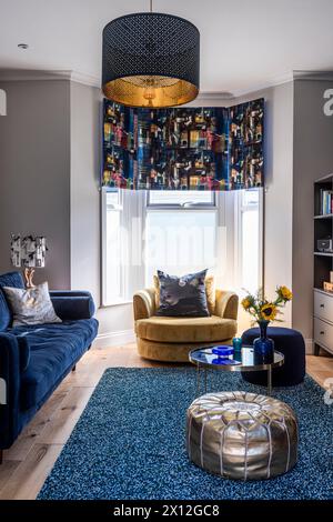 Modernes Vintage-Wohnzimmer in London Wohnung, Großbritannien Stockfoto