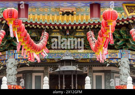 Ein Gebäude mit roten Laternen, die vom Dach hängen Stockfoto