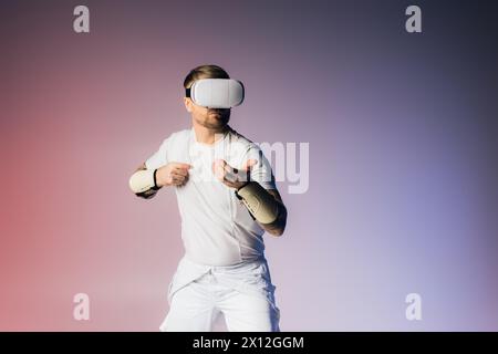 Ein Mann in weißem Hemd und weißen Shorts gibt sich selbstbewusst aus, als er etwas in der virtuellen Welt hält Stockfoto