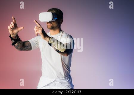 Ein Mann in einem weißen Hemd hält eine virtuelle Brille in einem Studio, um das Metaverse zu erkunden. Stockfoto