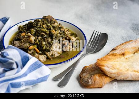 Traditionelles georgianisches Frühlingsgericht Chakapuli Stockfoto