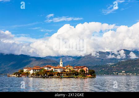 Wunderschöne aussicht auf Isola dei Pescatori, eine der borromäischen Inseln im Lago Maggiore, norditalien Stockfoto