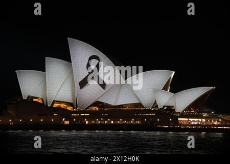 Sydney, Australien. April 2024. Am Montagabend wurde ein schwarzes Band auf die Segel des Opernhauses von Sydney projiziert, als Teil einer Lichtshow, um den Opfern des Angriffs auf die Einkaufszentren in Sydney zu Tribut zu zollen. Ein geistig kranker Messerangreifer (möglicherweise auf Drogen), der 40-jährige Joel Cauchi, ging am Samstag, den 13. April 2024, in Bondi Westfield auf einen Amoklauf und tötete 6 Menschen. Richard Milnes/Alamy Live News Stockfoto