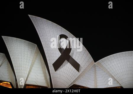 Sydney, Australien. April 2024. Am Montagabend wurde ein schwarzes Band auf die Segel des Opernhauses von Sydney projiziert, als Teil einer Lichtshow, um den Opfern des Angriffs auf die Einkaufszentren in Sydney zu Tribut zu zollen. Ein geistig kranker Messerangreifer (möglicherweise auf Drogen), der 40-jährige Joel Cauchi, ging am Samstag, den 13. April 2024, in Bondi Westfield auf einen Amoklauf und tötete 6 Menschen. Richard Milnes/Alamy Live News Stockfoto