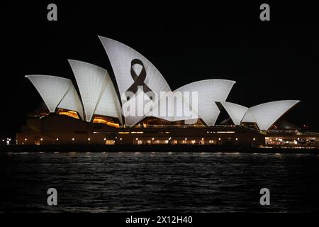 Sydney, Australien. April 2024. Am Montagabend wurde ein schwarzes Band auf die Segel des Opernhauses von Sydney projiziert, als Teil einer Lichtshow, um den Opfern des Angriffs auf die Einkaufszentren in Sydney zu Tribut zu zollen. Ein geistig kranker Messerangreifer (möglicherweise auf Drogen), der 40-jährige Joel Cauchi, ging am Samstag, den 13. April 2024, in Bondi Westfield auf einen Amoklauf und tötete 6 Menschen. Richard Milnes/Alamy Live News Stockfoto