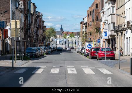 Schaerbeek, Hauptstadt Brüssel, Belgien, 10. April 2024 - Verkehr an der Rue des Palais Stockfoto