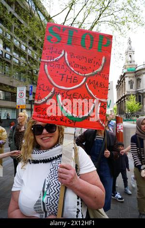 London, Großbritannien. April 2024. Als Zeichen der Solidarität für die palästinensische Sache organisieren die SWP, das PSK und ihre Ableger einen Nationalmarsch für Palästina, in dem sie zu einem dauerhaften Waffenstillstand aufrufen. Der marsch, der am Russell Square beginnt, gipfelt in einer Kundgebung am Parliament Square. Quelle: Atlantico Press/Alamy Live News Stockfoto