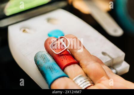 Nahaufnahme der Hand des Juweliers mit feiner silberner Lünette Stockfoto