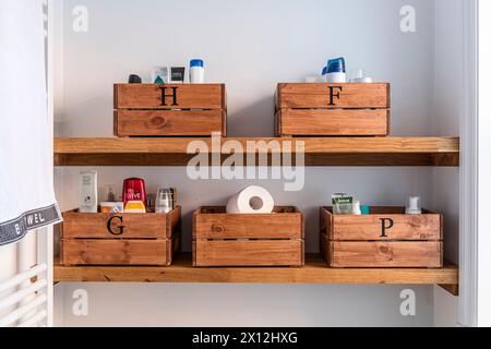 Holzkisten für die Lagerung von Toilettenartikeln in London Flat, Großbritannien Stockfoto