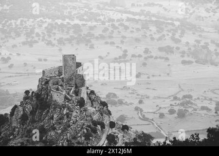 Erhöhter Blick auf die alte Stadt Burgos in Sardinien - Italien; im Hintergrund, Ebenen, Büsche und Bäume mit einem weiten Blick auf die Landschaft Stockfoto