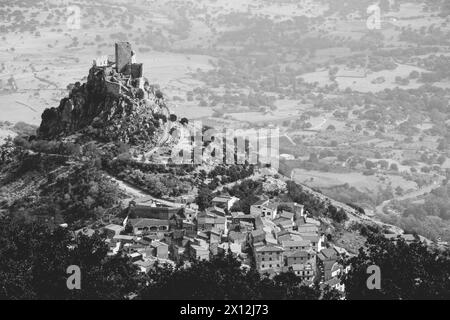 Erhöhter Blick auf die alte Stadt Burgos in Sardinien - Italien; im Hintergrund, Ebenen, Büsche und Bäume mit einem weiten Blick auf die Landschaft Stockfoto