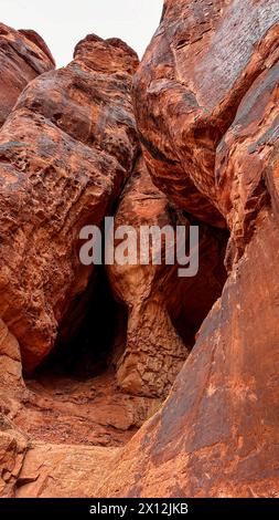 Herrliche rote Felsformationen und Höhle Stockfoto