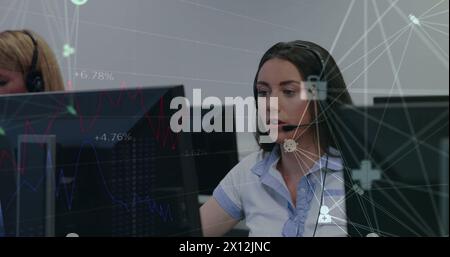 Bild von Symbolen, die durch Linien verbunden sind, Infografik über kaukasierin mit Kopfhörern Stockfoto